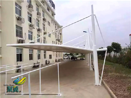 膜結(jié)構(gòu)車(chē)棚特點(diǎn)及膜結(jié)構(gòu)車(chē)棚工廠貨源