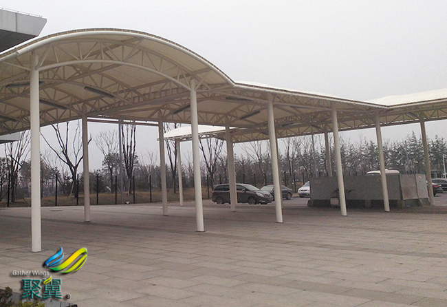 膜結構車棚可以遮陽擋雨，雷雨天氣膜結構車棚下躲雨安全